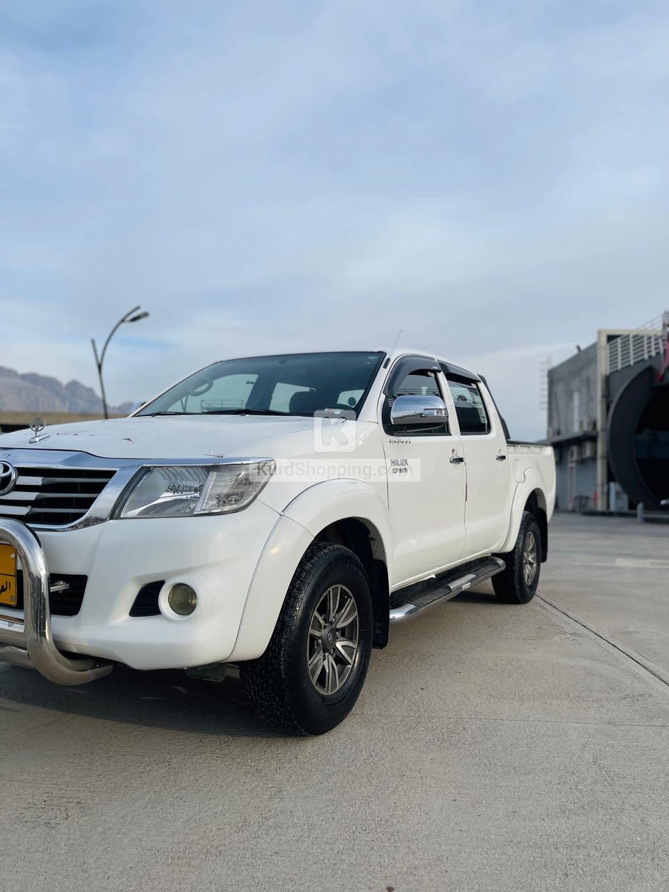T O Y O T A Hilux